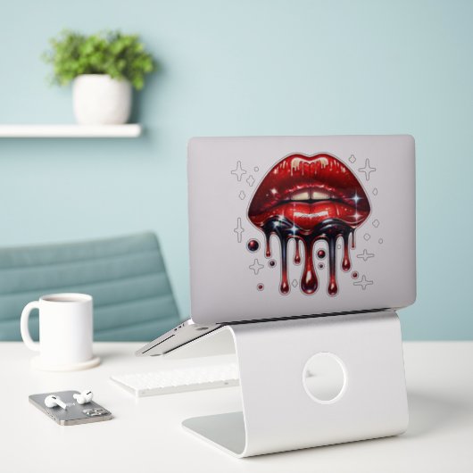 Rode lippen druipend van de glitter glam nep schit sticker (Laptop op bureau)