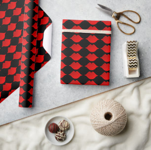 Rode lippen op zwart cadeaupapier