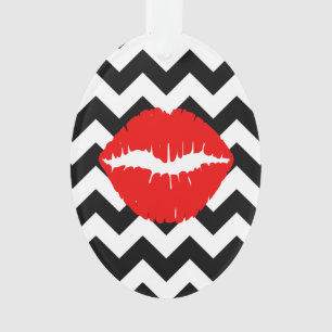 Rode lippen op zwart-wit zigzagpatroon ornament