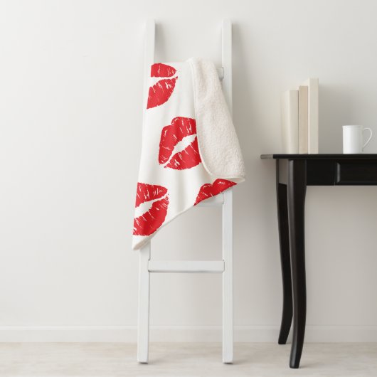 Rode lippen, rode lippenstift, kus, patroon van li sherpa deken (In situ)