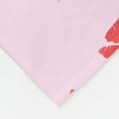 Rode lippenstift kussen op roze achtergrond patroo fleece deken (Hoek)