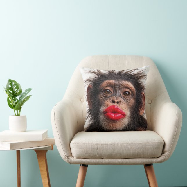 Rode lippenstift op een chimpansee kussen (Stoel)