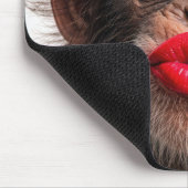 Rode lippenstift op een chimpansee muismat (Hoek)