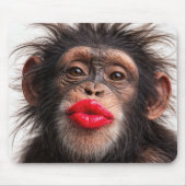 Rode lippenstift op een chimpansee muismat (Voorkant)