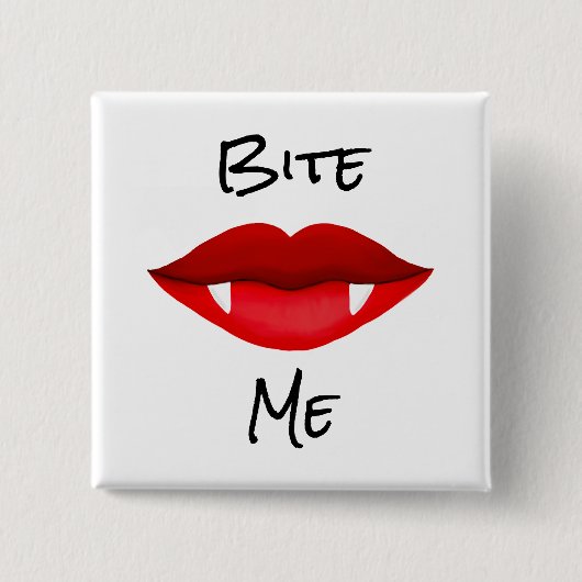 Rode lips met Vampier Fangs Button (Voorkant)