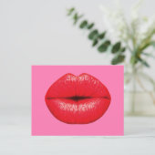 Rode lipstick grote pop lippen op girale roze briefkaart (Staand voorkant)