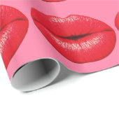 Rode lipstick grote pop lippen op girale roze cadeaupapier (Rol Hoek)