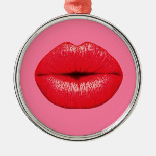 Rode lipstick grote pop lippen op girale roze metalen ornament