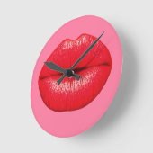 Rode lipstick grote pop lippen op girale roze ronde klok (Hoek)