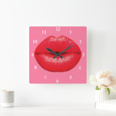 Rode lipstick grote pop lippen op girale roze vierkante klok (Huis)