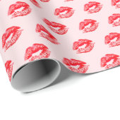Rode lipstick op roze cadeaupapier (Rol Hoek)