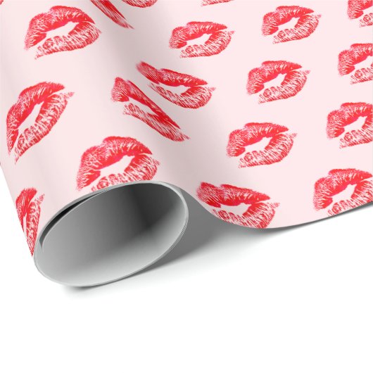 Rode lipstick op roze cadeaupapier (Rol Hoek)