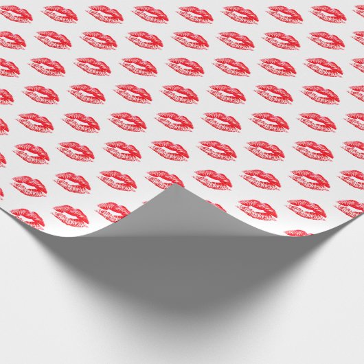Rode lipsticks op wit omslagpapier cadeaupapier (Hoek)