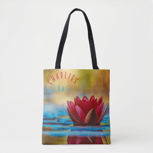 Rode Lotus Bloem Blauwe en Gouden Accenten Tote Bag (Voorkant)