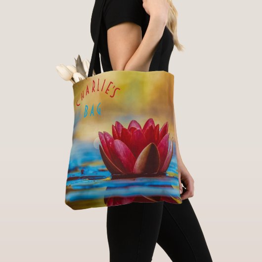 Rode Lotus Bloem Blauwe en Gouden Accenten Tote Bag (Dichtbij)