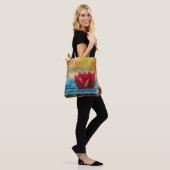 Rode Lotus Bloem Blauwe en Gouden Accenten Tote Bag (Op model)
