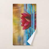 Rode Lotusbloem Landschap, Zen Bad Handdoek (Handdoek)