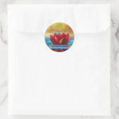 Rode Lotusbloem Landschap, Zen Ronde Sticker (Tas)