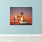 Rode lucht bij de lancering van Spaceshuttle Atlan Canvas Afdruk (Insitu (Houten vloer))