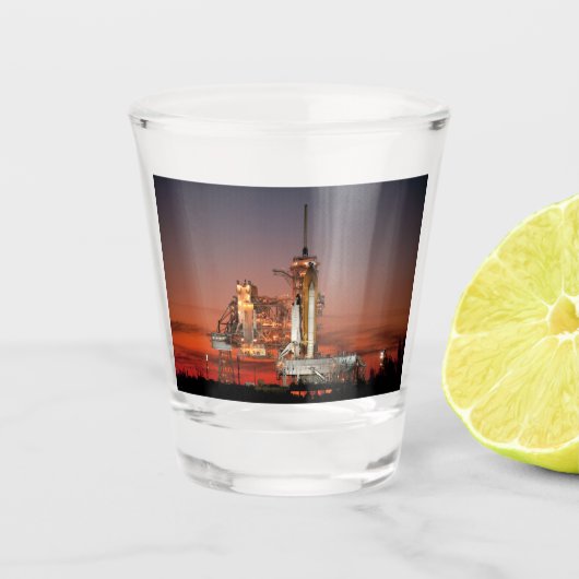 Rode lucht bij de lancering van Spaceshuttle Atlan Shot Glas (Voorkant)