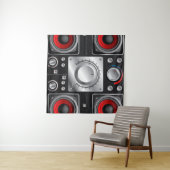 Rode luidsprekers met versterker- en bedieningskno wandkleed (In Situ (horizontaal))