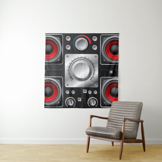 Rode luidsprekers met versterker- en bedieningskno wandkleed (In situ)