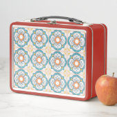 Rode lunchbox met een vintage bloemtegels patroon (In situ)