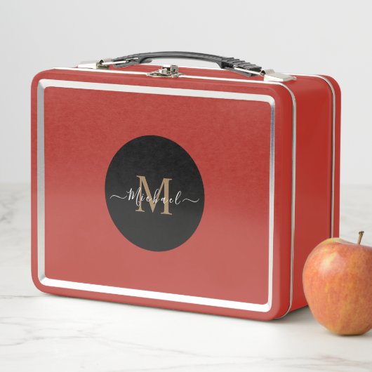 Rode lunchbox met gepersonaliseerde naam en QR-cod (In situ)