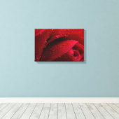 Rode macroRoos met waterdruppels Canvas Afdruk (Insitu (Houten vloer))