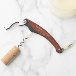 Rode Mahonie Bruin Classy Chic Hout Grain Patroon Kurkentrekker<br><div class="desc">Het moderne, hedendaagse maar roodbruine patroon van de houtkorrel ziet eruit met ruimte om met naam en datum, of beperkte tekst, van uw keus aan te passen of te personaliseren. Fun keepjesgift, partijvoordeel en persoonlijk memento voor speciale evenementen en gelegenheden zoals een jubileum, bachelorfeest, kerstcadeautje, en voor huwelijksgasten, beste man...</div>