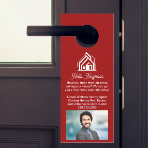 Rode makelaar advertentie voor vastgoedbedrijf deurhanger