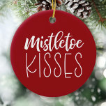 Rode maretak zoent nieuwe foto kerst keramisch ornament<br><div class="desc">Kerstwensen en maretak kusjes! Dat is waar Kerstmis van gemaakt is! Dit schattige rood-witte ornament zal zeker wat vakantiejuichen toevoegen! Voeg een foto en uw namen toe aan de achterkant van het ornament. Geweldig voor pasgetrouwden! Plaats het op je boom voor wat extra charme. Ontworpen voor u door Blackberry Boulevard....</div>