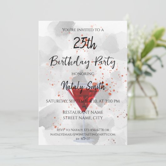 Rode martini cocktail op wit kaart (Staand voorkant)