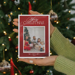 Rode minimalistische fotocollage Vrolijk kerstfees Feestdagenkaart<br><div class="desc">Vier de vreugde van het seizoen met onze prachtige rode kerstkaart, met een hartverwarmende familiefoto die uw gekoesterde momenten vastlegt. Het minimalistische ontwerp op de achterkant toont een prachtige fotocollage, die een persoonlijk tintje toevoegt aan uw vakantiebegroetingen. Perfect voor het delen van liefde en warmte, deze vrolijke kerstkaart is een...</div>