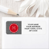 Rode monogram voor zwart-wit etiket (Insitu)