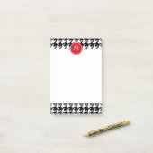 Rode monogram voor zwart-wit post-it® notes (Op bureau)