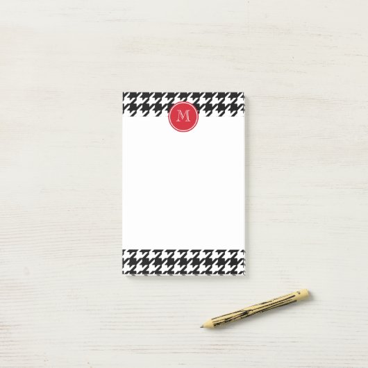 Rode monogram voor zwart-wit post-it® notes (Op bureau)