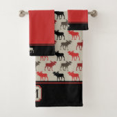 Rode Moose Patroon Zwart Monogram Bad Handdoek (Insitu)