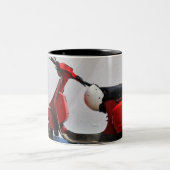 Rode motorscooter tegen de muur, Stromboli Island Tweekleurige Koffiemok (Center)