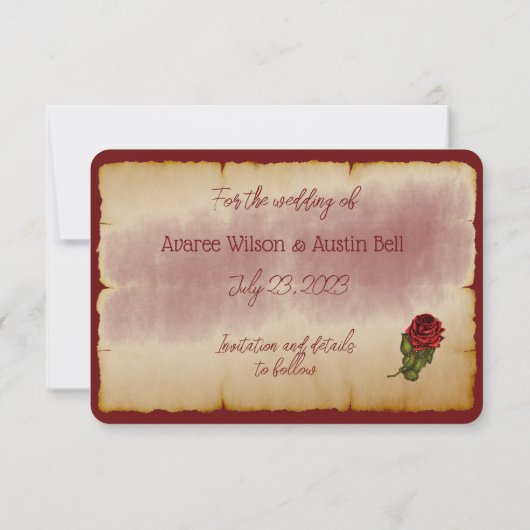 Rode mousserende Rozen op goudkleurige bijbelpagin Save The Date (Achterkant)