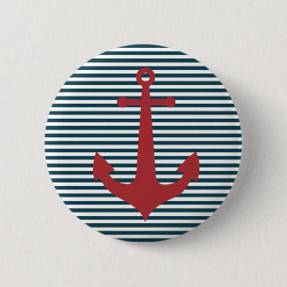 Rode nautische anker op gestreepte blauwe achtergr ronde button 5,7 cm