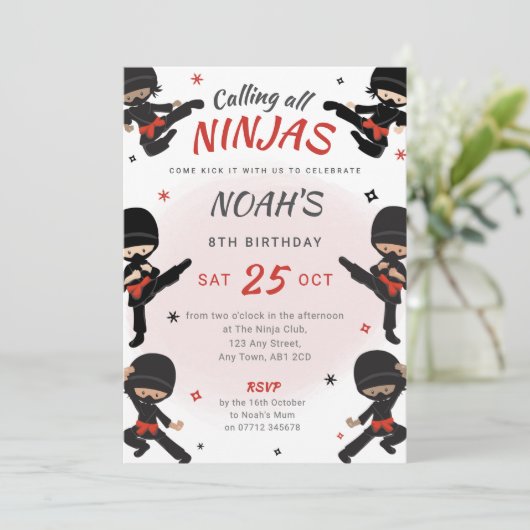 Rode Ninja Verjaardag Uitnodiging - Kom kick it pa (Staand voorkant)