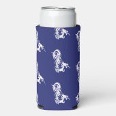 Rode ogen witte draak op blauw seltzer blikjeskoeler (Seltzer Voorkant)