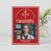 Rode Osteopathische Medische School Afstuderen Fot Aankondiging (Staand voorkant)