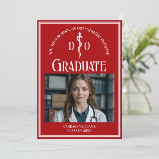 Rode Osteopathische Medische School Afstuderen Fot Aankondiging (Staand voorkant)