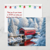 Rode overdekte kerstbrug in het winterbos feestdagenkaart (Voorkant / Achterkant)