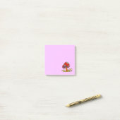Rode paddenstoel met paarse achtergrond post-it® notes (Op bureau)