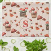 Rode Paddenstoelen Patroon Monogram Initiaal Theedoek (Gevouwen)