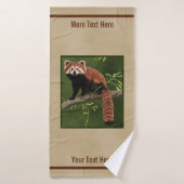 Rode Panda op oud papier Badhanddoek (Badhanddoek)