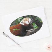 Rode Panda steekt zijn tong uit Ovale Sticker (Envelop)